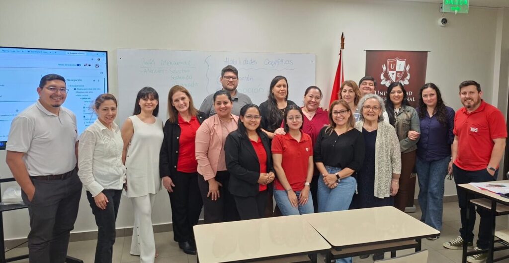 Cursantes y docente del Diplomado en Neuroeducación en el aula de la Universidad Internacional