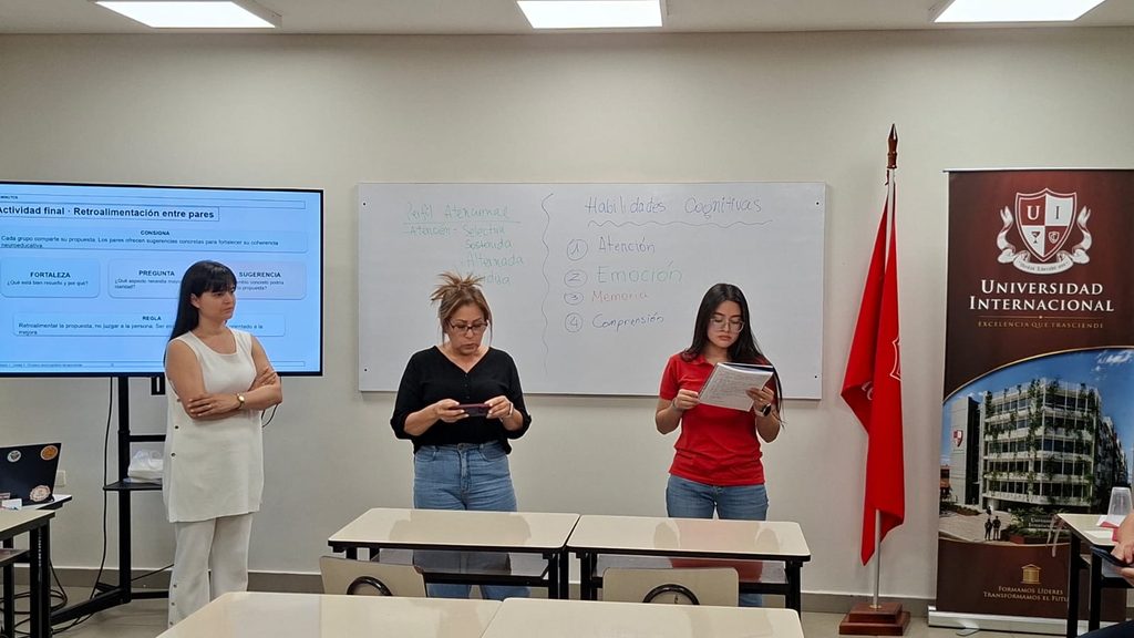 Cursantes exponen los resultados del estudio de casos frente al grupo