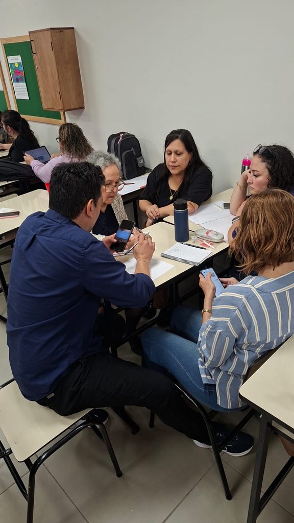 Trabajo grupal de cursantes durante la clase de Neuroeducación aplicada