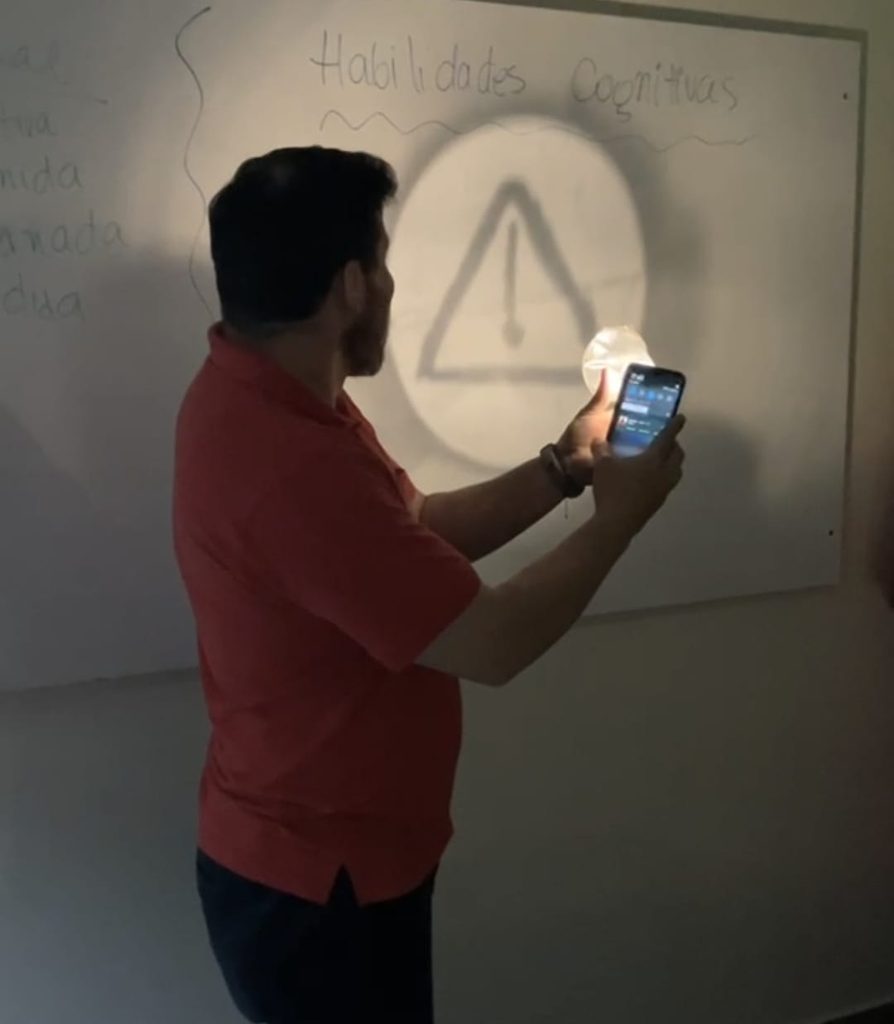 Cursante proyecta sobre la pizarra el esquema de habilidades cognitivas