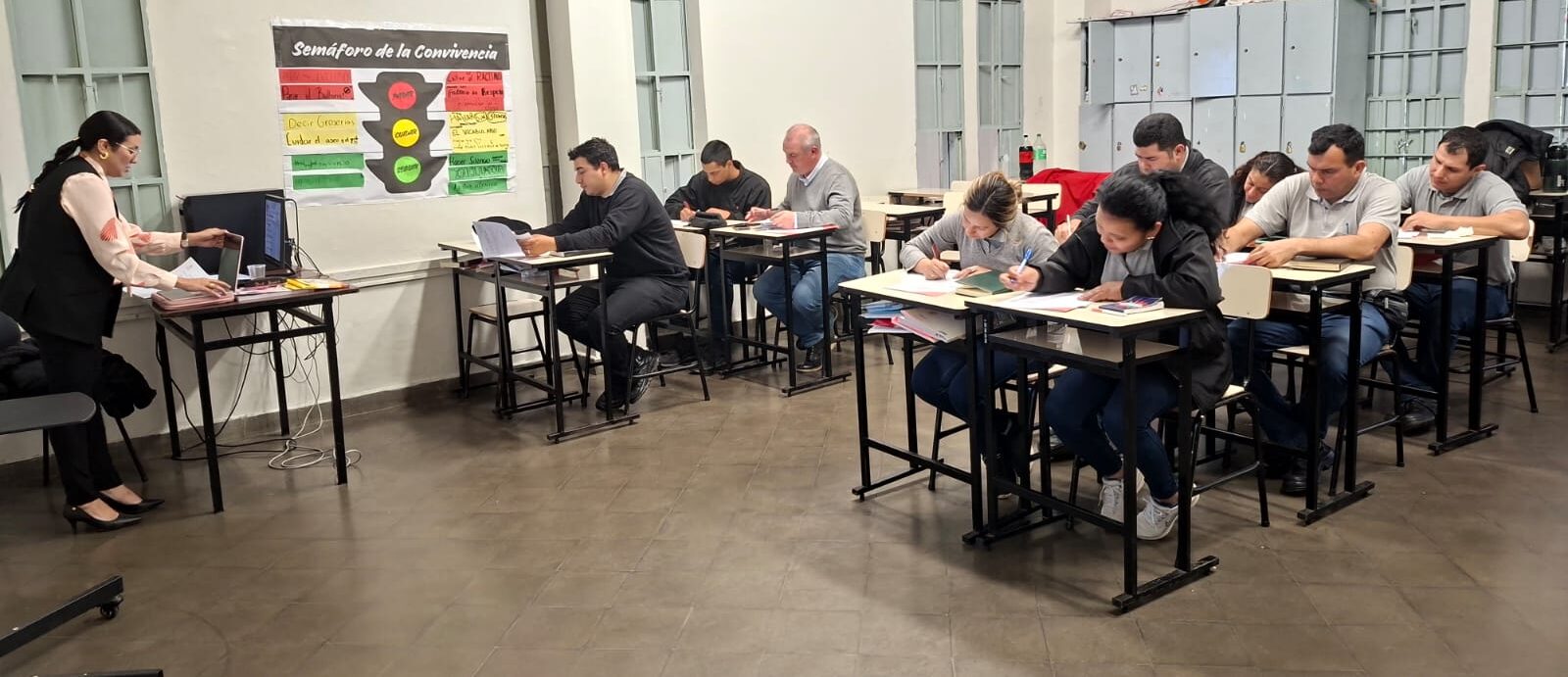 Clase del Diplomado en Seguridad Educativa junto al panel Semáforo de la Convivencia