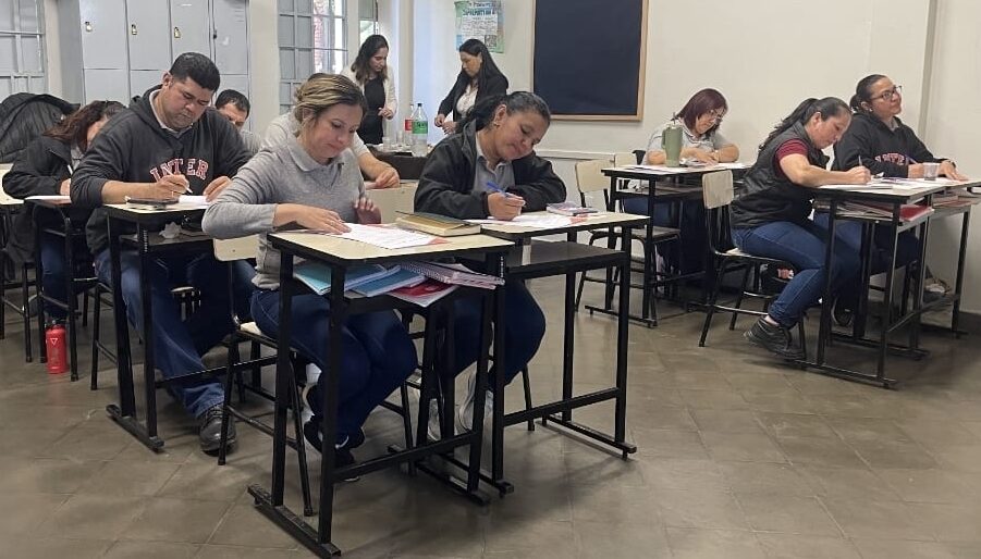 Cursantes del Diplomado en Seguridad Educativa durante la jornada de clases